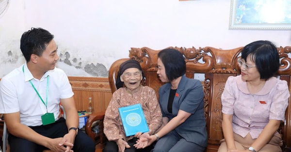 អនុប្រធានក្រុមប្រឹក្សាប្រជាជនទីក្រុង Pham Thi Thanh Mai បានអញ្ជើញទៅសួរសុខទុក្ខ និងជូនអំណោយដល់ប្រជាជនដែលមានបុណ្យកុសលនៅឃុំ Minh Chau។