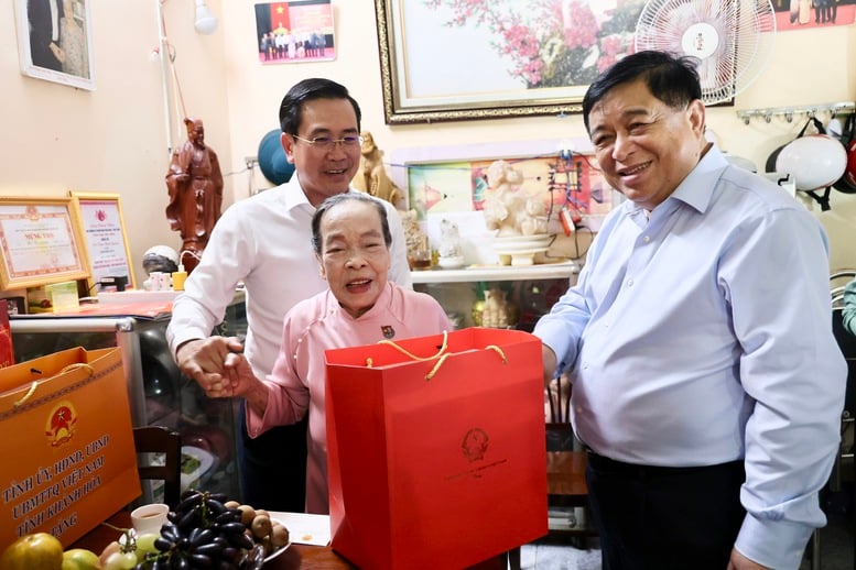 Phó Thủ tướng Nguyễn Chí Dũng thăm, tặng quà gia đình có công với cách mạng- Ảnh 3.