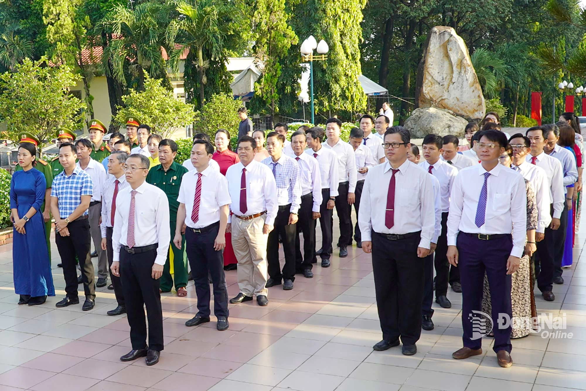 Đảng ủy, HĐND, UBND, Ủy ban MTTQ Việt Nam cùng các ban, ngành, đoàn thể phường Trảng Dài viếng Nghĩa trang liệt sĩ Thiện Tân. Ảnh: An Nhơn