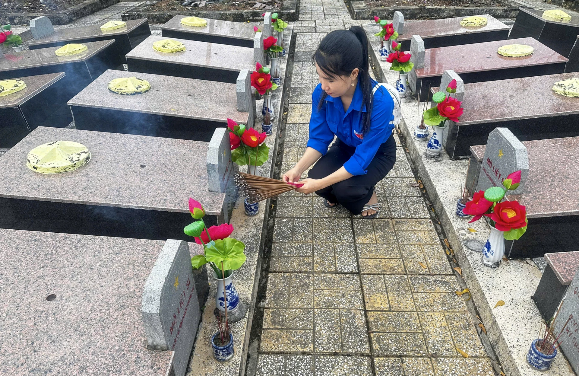 Đoàn viên thắp nhang cho các liệ sĩ