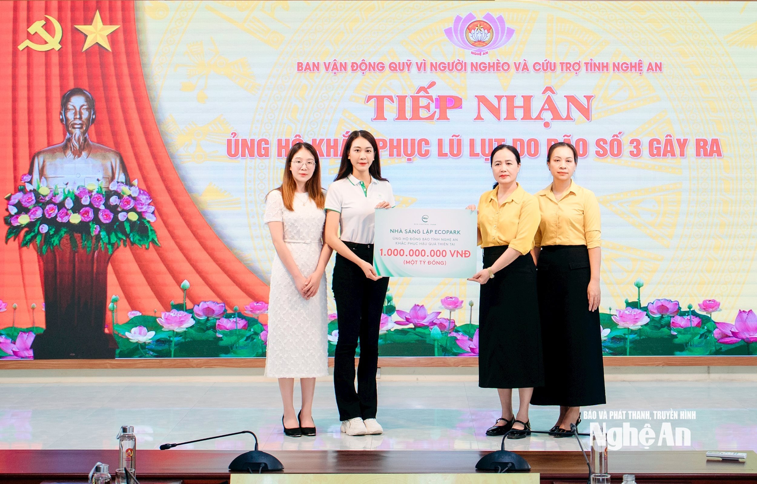 Bà Nguyễn Thị Thu Hương - Phó Chủ tịch Ủy ban Mặt trận Tổ quốc Việt Nam tỉnh Nghệ An tiếp nhận 1 tỷ đồng của Nhà sáng lập Ecopark. Ảnh: HV