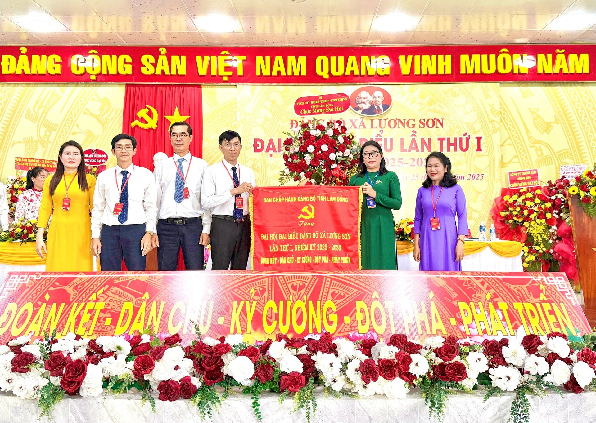 Thay mặt lãnh đạo tỉnh đồng chí Bố Thị Xuân Linh - Phó Chủ tịch Ủy ban MTTQ Việt Nam tỉnh tặng bức trướng chúc mừng Đại hội