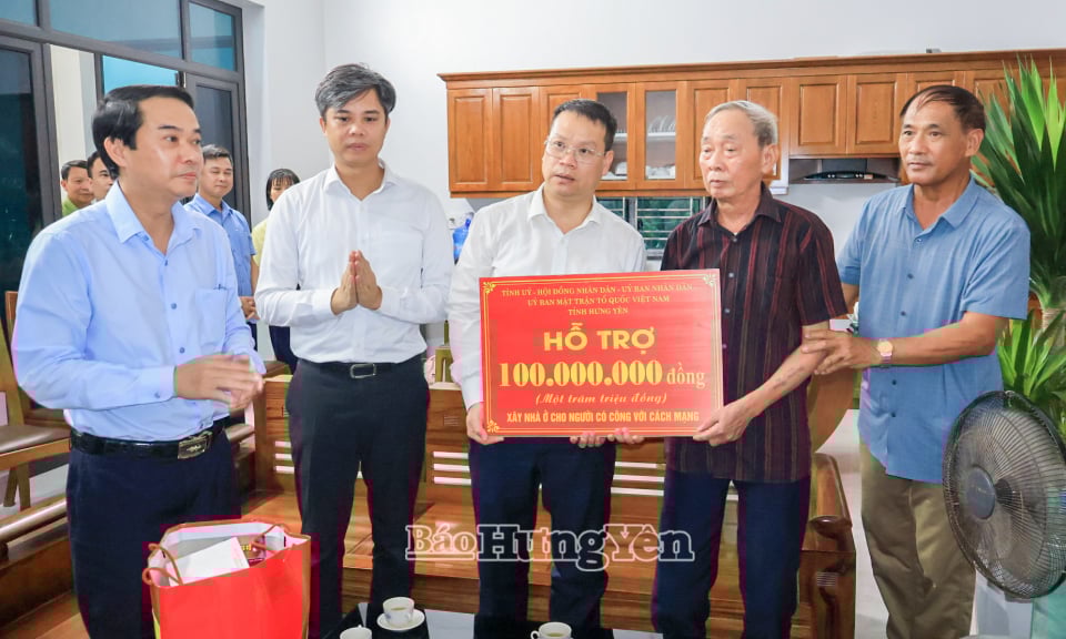 សមមិត្ត Nguyen Manh Hung អនុលេខាគណៈកម្មាធិការបក្សខេត្ត ប្រធានគណៈកម្មាធិការរណសិរ្សមាតុភូមិវៀតណាមខេត្ត អញ្ជើញប្រគល់ថវិកាឧបត្ថម្ភសាងសង់លំនៅឋានជូនជនរួមជាតិជាកុសលនៅឃុំ Dong Hung។