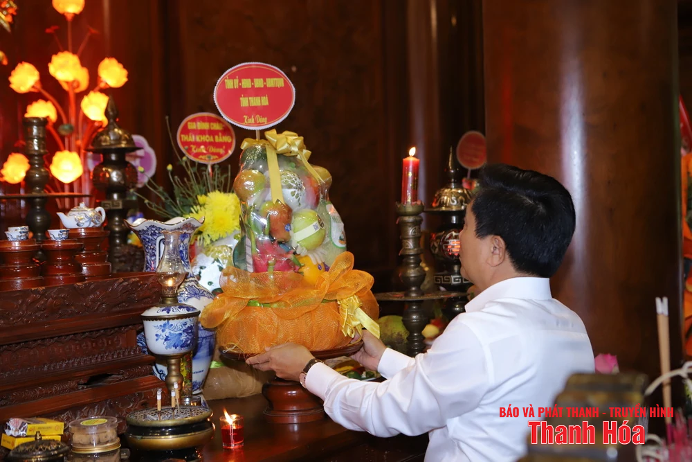 เลขาธิการคณะกรรมการพรรคประจำจังหวัดเหงียน โดวน์ อันห์ และคณะผู้แทนจังหวัดทัญฮว้าได้มอบดอกไม้และธูปหอมให้แก่ประธานาธิบดีโฮจิมินห์ พลเอกหวอเหงียนซาป และสุสานวีรชนในจังหวัดเหงะอาน ห่าติ๋ญ และกวางจิ