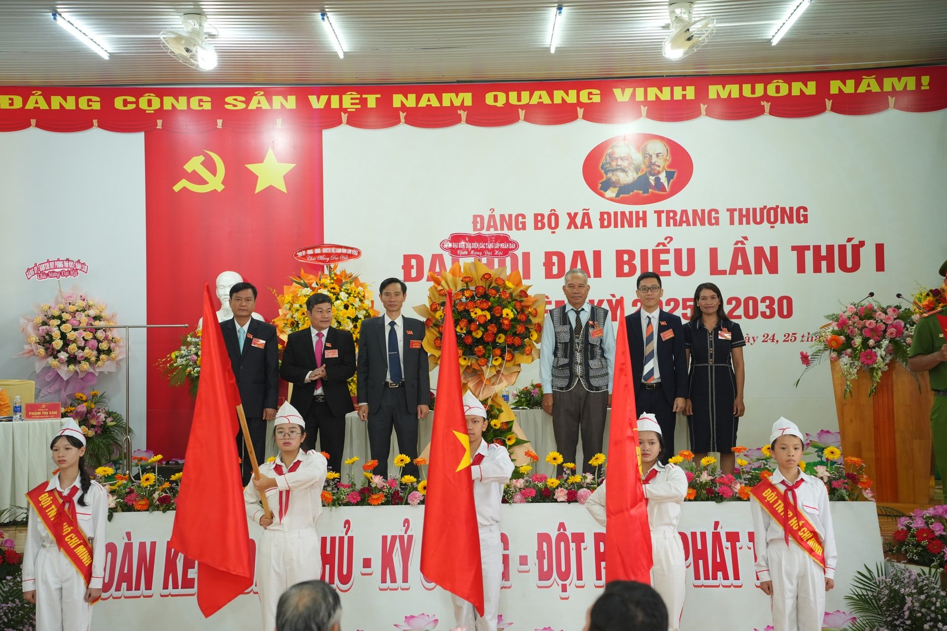 Đoàn đại biểu các dân tộc xã nhà tặng hoa chúc mừng đại hội