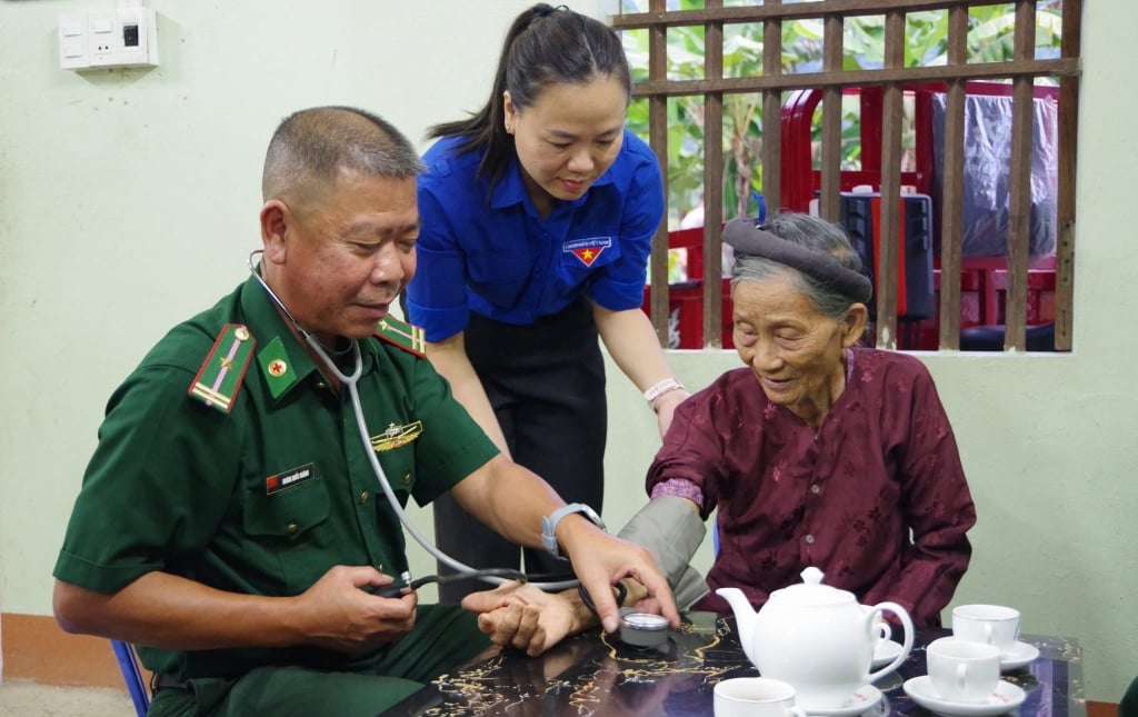 Cán bộ quân y và đoàn viên thanh niên thăm, khám sức khỏe cho Mẹ Việt Nam anh hùng trong Chương trình “Bữa cơm gia đình - Ấm tình lòng Mẹ” nhân kỷ niệm 78 năm Ngày Thương binh - Liệt sĩ (27/7/1947 - 27/7/2025).