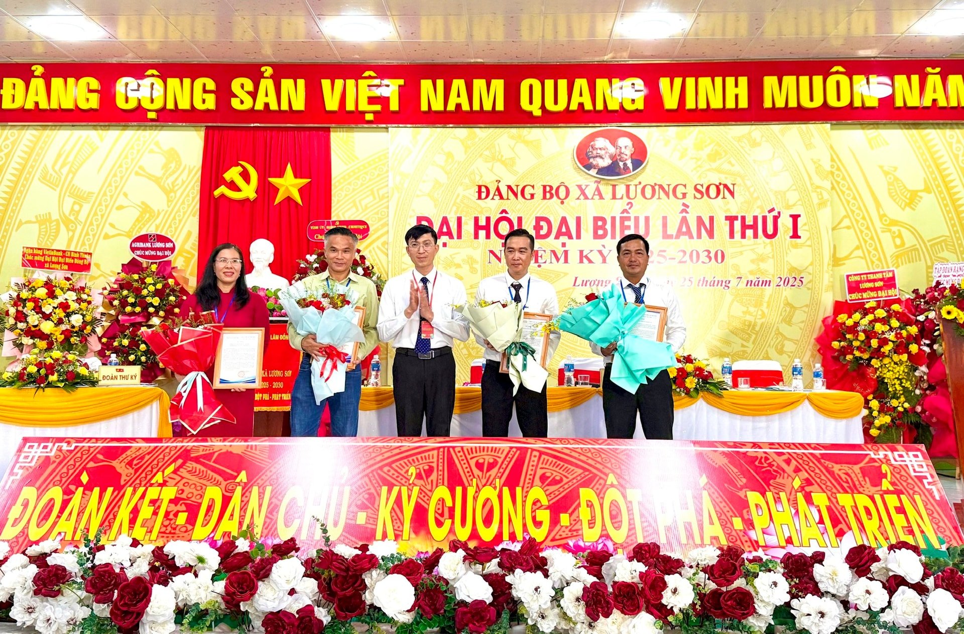 Bí thư Đảng uỷ xã Lương Sơn tặng thư cảm ơn các đơn vị, doanh nghiệp tài trợ
