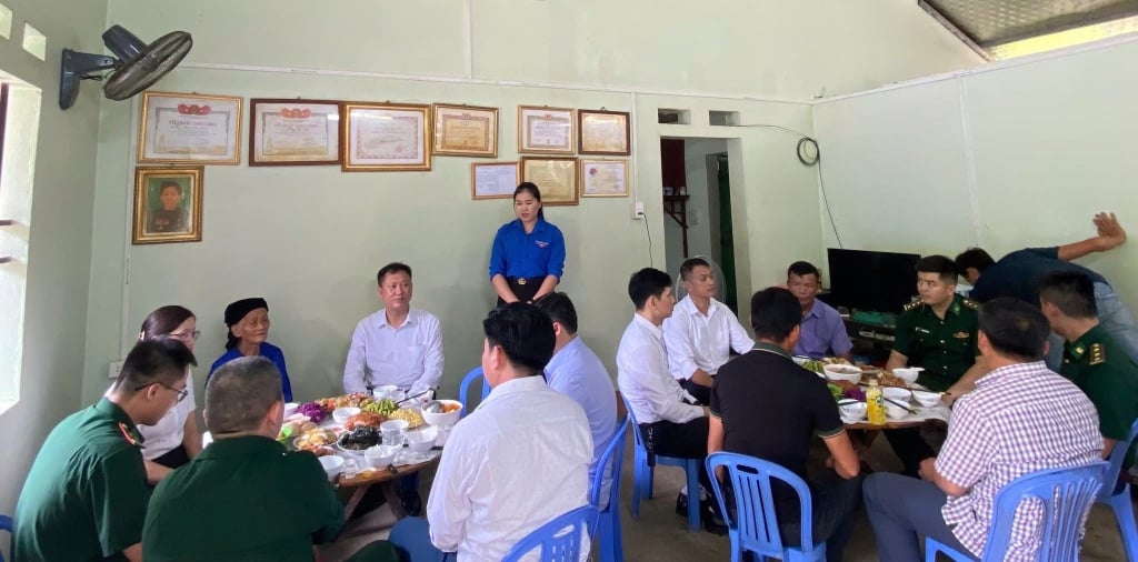 Lãnh đạo xã; Đồn Biên phòng Cửa khẩu quốc tế Tà Lùng, đoàn thể địa phương và gia đình chính sách cùng quây quần bên “Bữa cơm gia đình - Ấm tình lòng Mẹ”, thể hiện sự tri ân sâu sắc nhân kỷ niệm 78 năm Ngày Thương binh - Liệt sĩ (27/7/1947 - 27/7/2025).