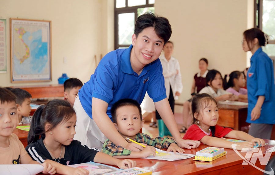 La Unión de Jóvenes de la comuna de Cam Giang cooperó con la Unión de Jóvenes de la Academia de Teatro y Cine de Hanoi para organizar clases de dibujo para niños durante el verano.
