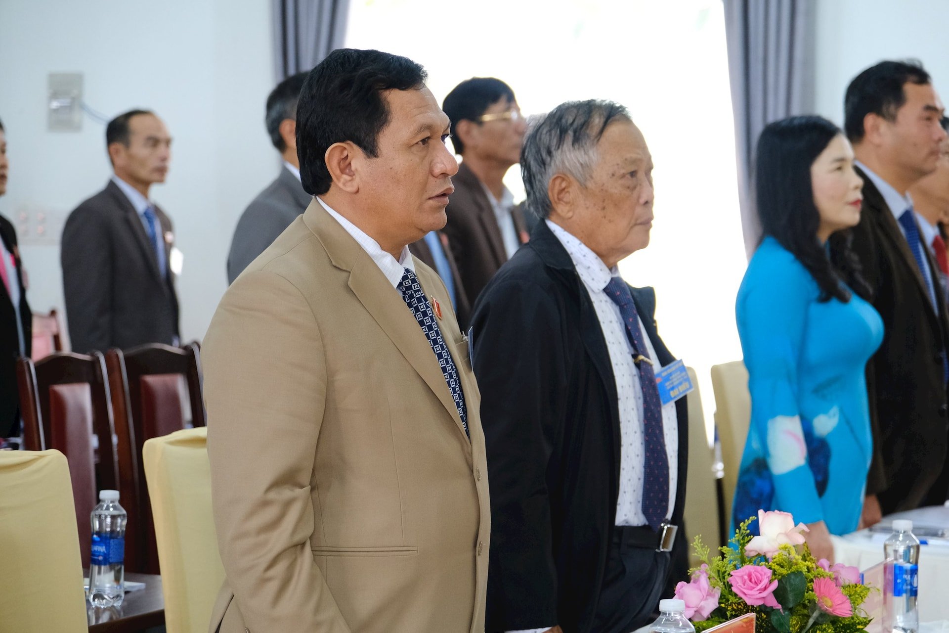 សមមិត្ត K'Mák និងគណៈប្រតិភូបានធ្វើពិធីគោរពទង់ជាតិយ៉ាងឱឡារិក បើកសភា។