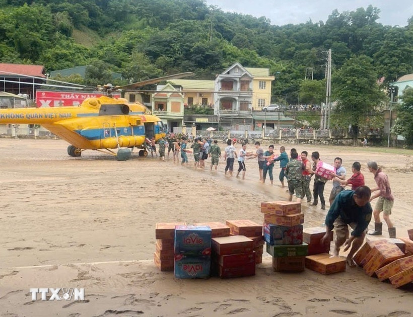 Máy bay trực thăng Mi 171 của Quân chủng Phòng không Không quân mang theo hàng cứu trợ gồm lương thực, thực phẩm, nước uống... hạ cánh xuống Tương Dương, Nghệ An. (Ảnh: TTXVN phát)
