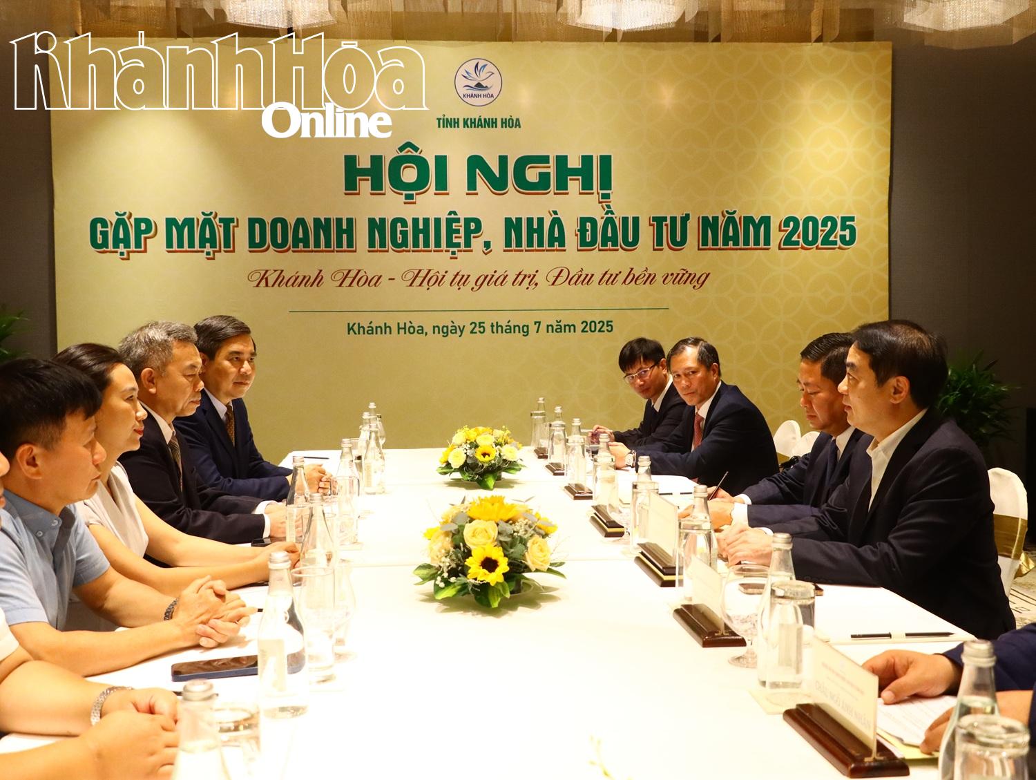 Provincial leaders meet with investors in industrial parks.