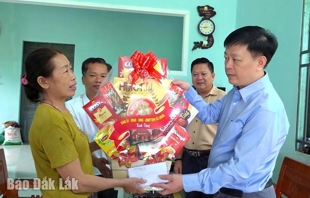 Bí thư Đảng ủy, Chủ tịch HĐND xã Ea Kar Trần Quang Trung thăm, tặng quà thân nhân Mẹ VNAH Nguyễn Thị Na, tổ dân phố 4 xã Ea Kar