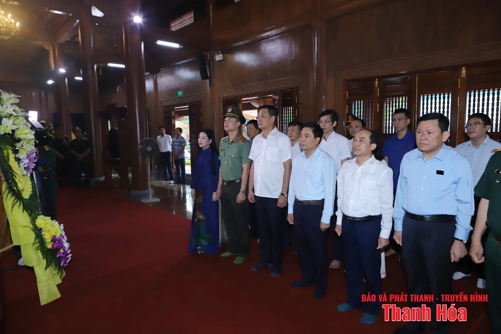 เลขาธิการคณะกรรมการพรรคประจำจังหวัดเหงียน โดวน์ อันห์ และคณะผู้แทนจังหวัดทัญฮว้าได้มอบดอกไม้และธูปหอมให้แก่ประธานาธิบดีโฮจิมินห์ พลเอกหวอเหงียนซาป และสุสานวีรชนในจังหวัดเหงะอาน ห่าติ๋ญ และกวางจิ