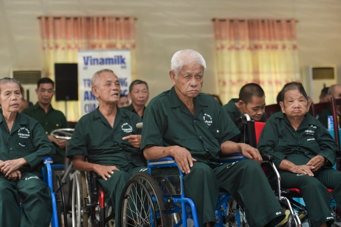 Hơn 100 bức tranh của con em cán bộ, nhân viên và 18.000 sản phẩm dinh dưỡng Vinamilk tri ân dịp 27/7- Ảnh 2.