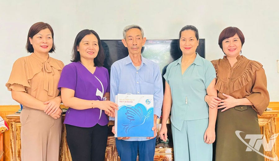 Đoàn công tác đến thăm, tặng quà gia đình gia đình cán bộ, công chức cơ quan Hội có người nhân là thương binh, bị nhiễm chất độc da cam ở phường Phan Đình Phùng .