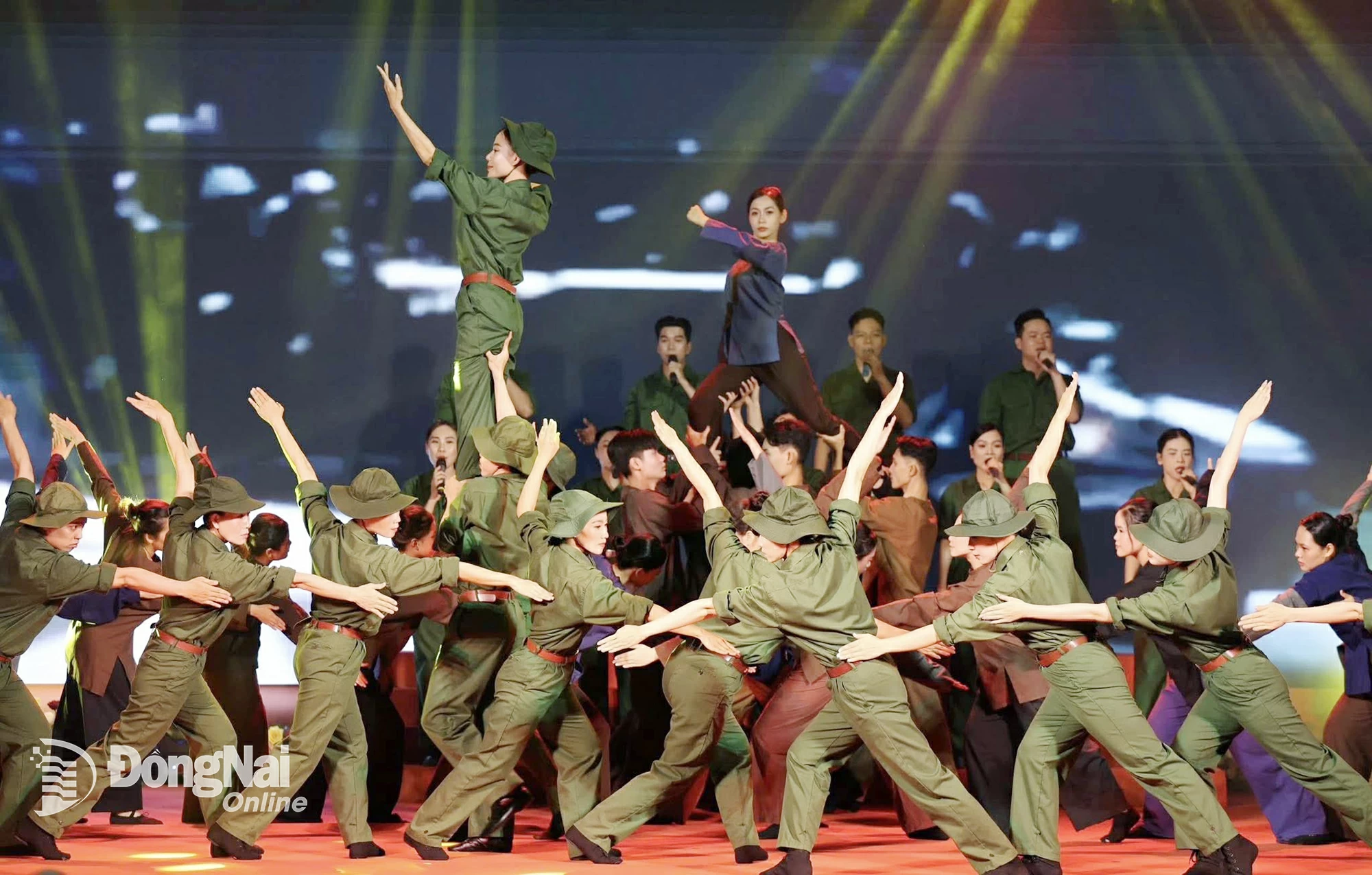L'histoire du soldat a été interprétée en ligne par les artistes du Théâtre d'art Dong Nai, au service du public de la province et d'ailleurs. Photo : Ly Na