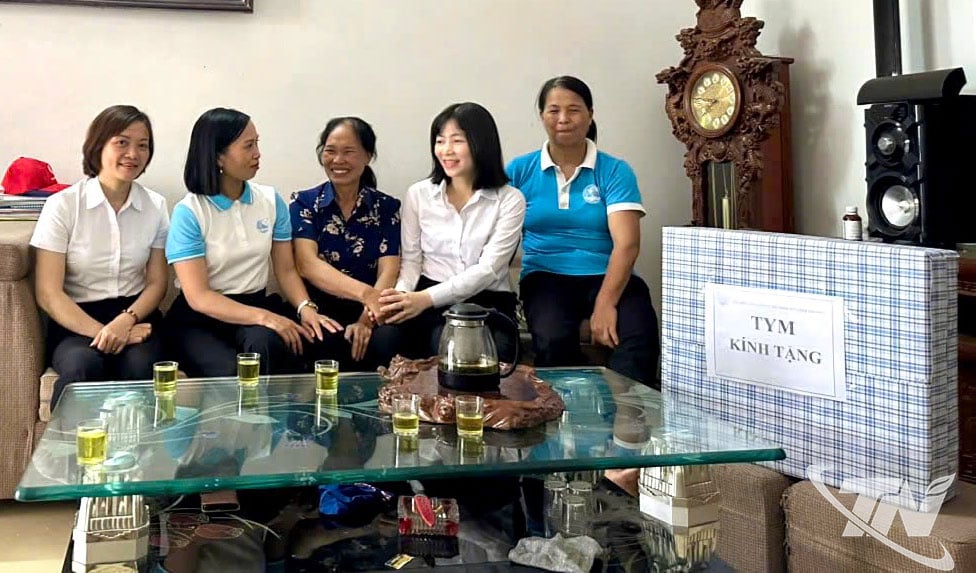 Đại diện TYM Chi nhánh Thái Nguyên thăm hỏi, tặng quà gia đình bà Nguyễn Thị Ngân, TDP Phú Thái, phương Bách Quang.