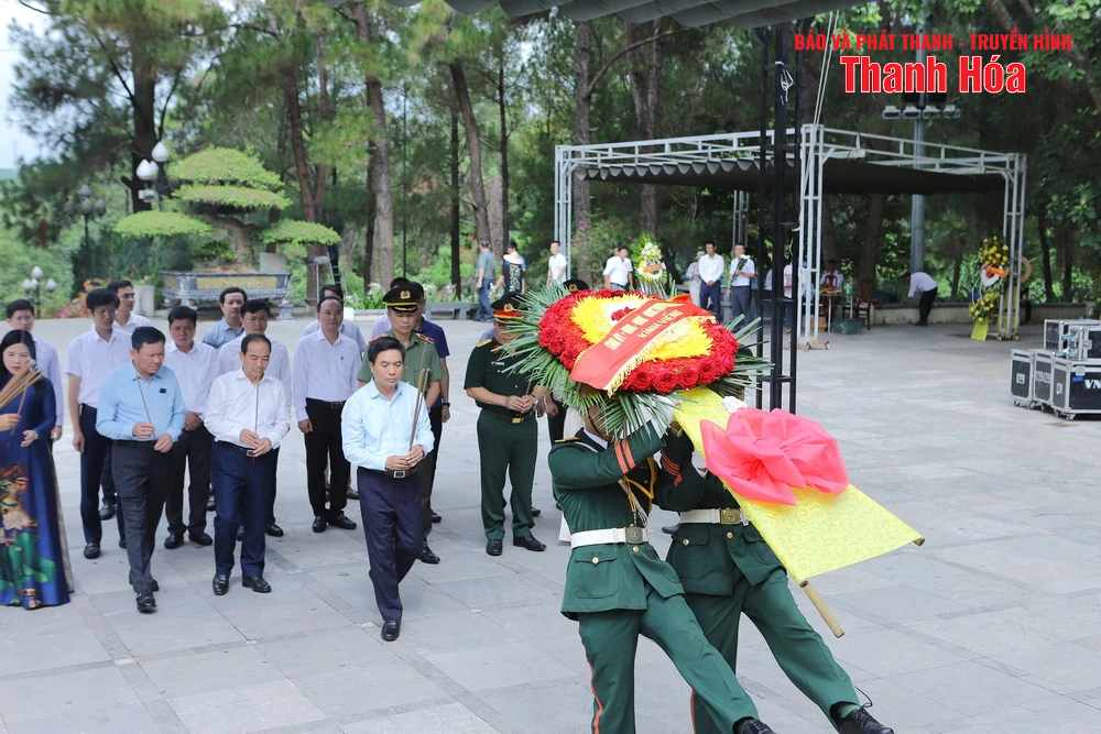 เลขาธิการคณะกรรมการพรรคประจำจังหวัดเหงียน โดวน์ อันห์ และคณะผู้แทนจังหวัดทัญฮว้าได้มอบดอกไม้และธูปหอมให้แก่ประธานาธิบดีโฮจิมินห์ พลเอกหวอเหงียนซาป และสุสานวีรชนในจังหวัดเหงะอาน ห่าติ๋ญ และกวางจิ