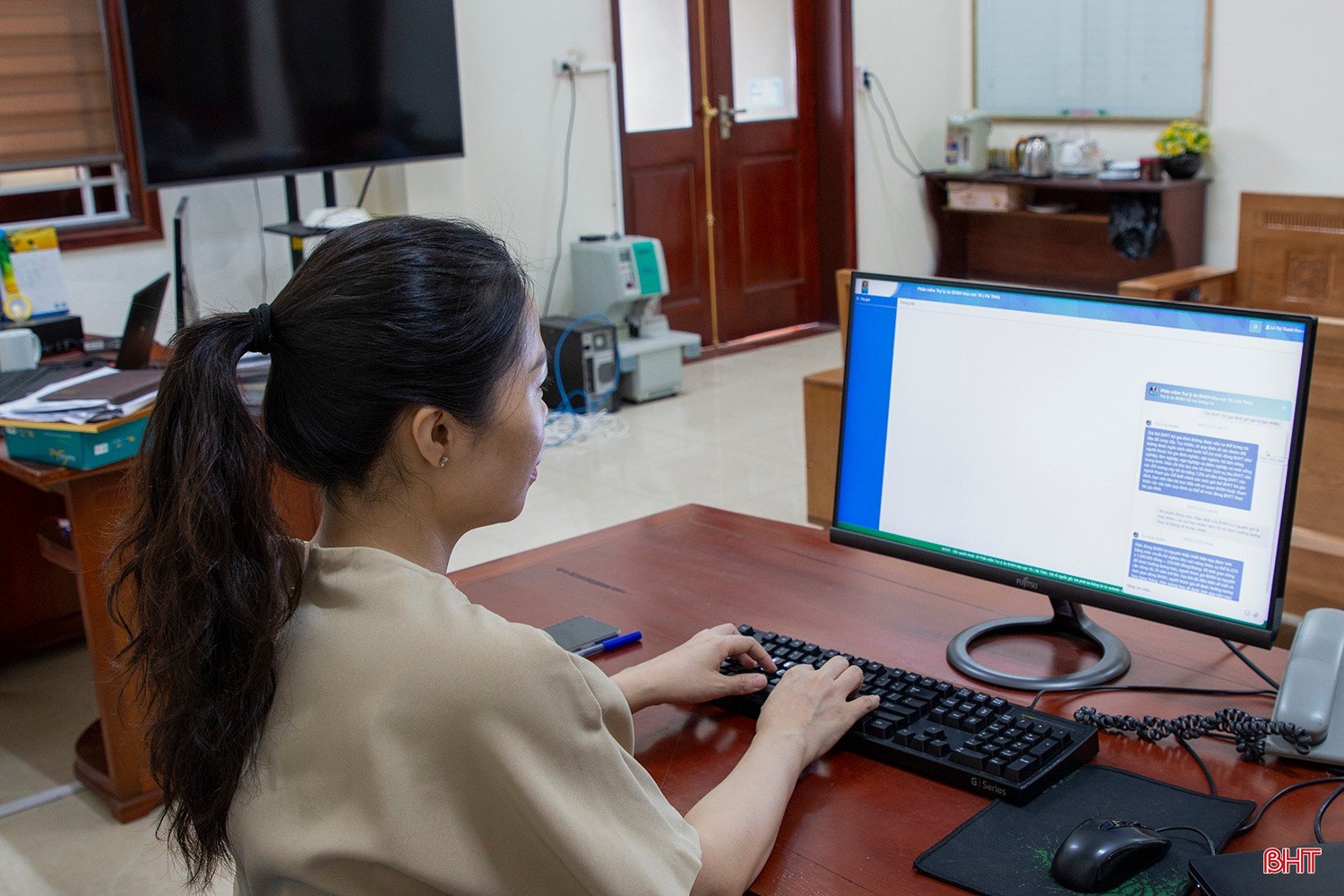 Sự ra đời của Trợ lý ảo AI trong thời gian qua đánh dấu bước phát triển mới của BHXH tỉnh trong lĩnh vực CCHC, chuyển đổi số, tạo thuận lợi hơn cho người dân khi tìm hiểu chính sách. Trong ảnh: Cán bộ CNTT BHXH Hà Tĩnh kiểm thử câu hỏi trên giao diện máy tính, hệ thống trả lời AI.