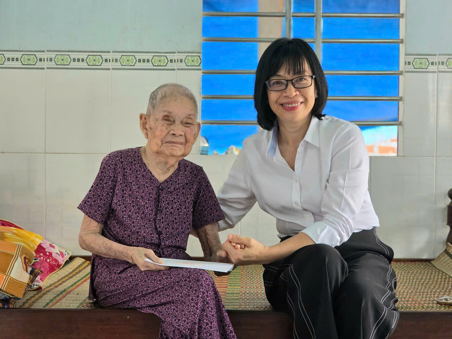 pho-chu-tich-ubnd-tinh-nguyen-thi-thanh-lich-tham-hoi-suc-khoe-cua-me-viet-nam-anh-hung-nguyen-thi-sen-thon-chanh-nhon-xa-xuan-an-anh-ht.jpg