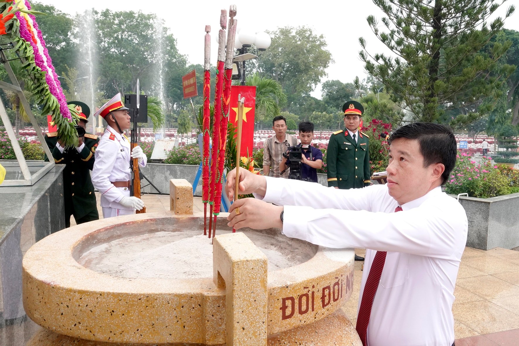 Đồng chí Y Thanh Hà Niê Kđăm, Bí thư Tỉnh ủy dâng hương viếng các Anh hùng Liệt sĩ (ảnh N. Lân)