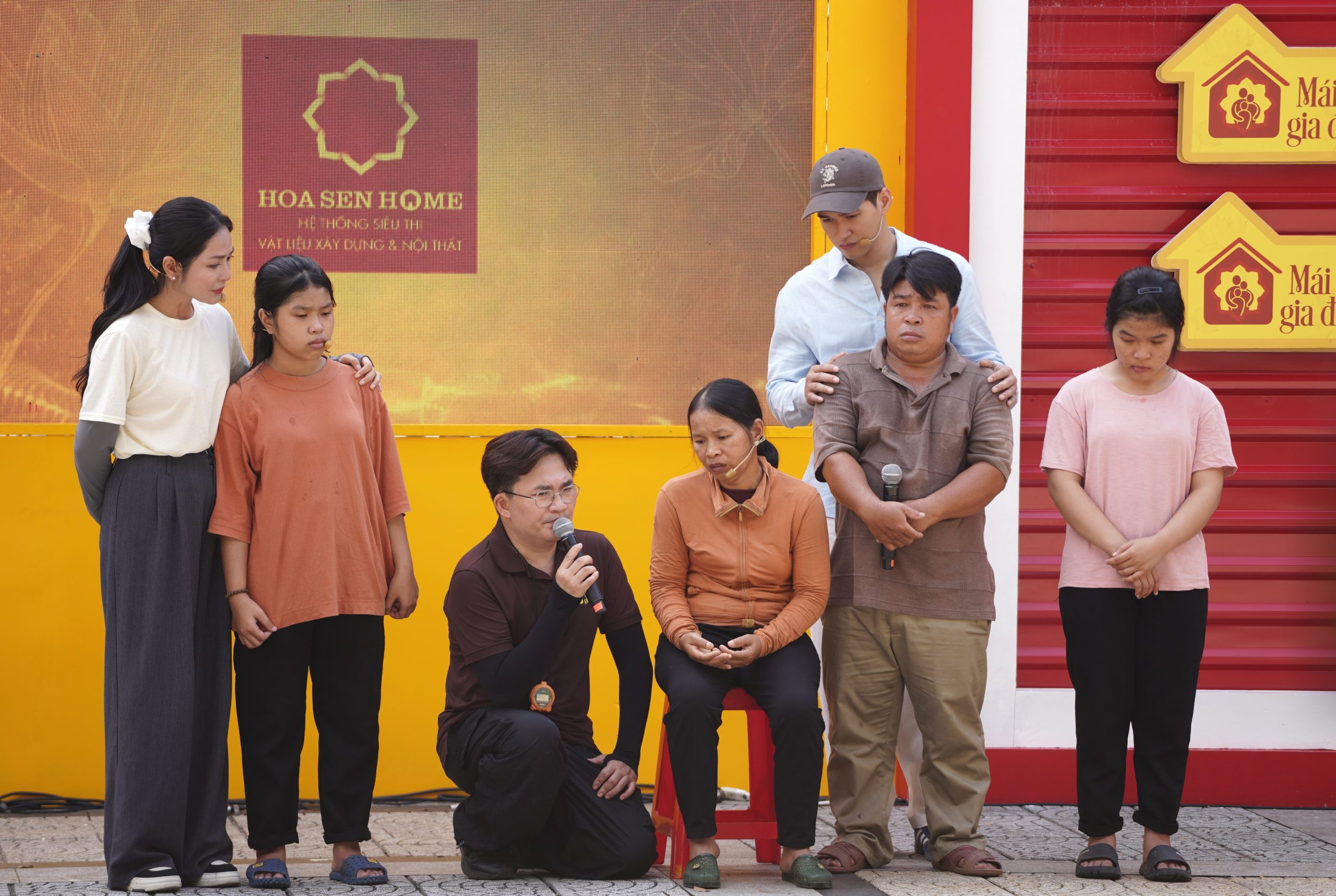 Sisters Quynh Nhu and Le Thi Ly, children who mature early, are willing to sacrifice their own dreams for their family.