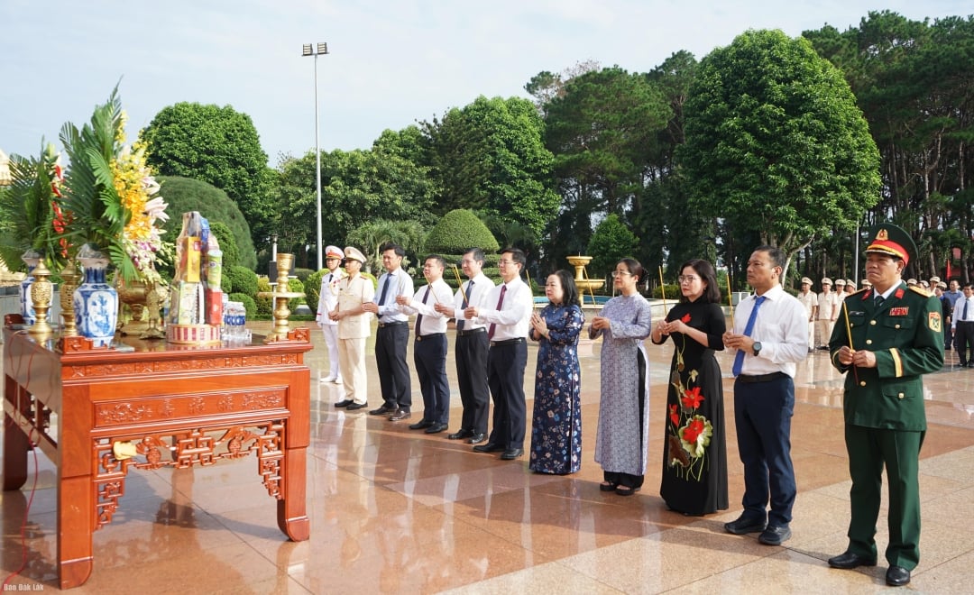 Lãnh đạo tỉnh dân hương các anh hùng liệt sĩ
