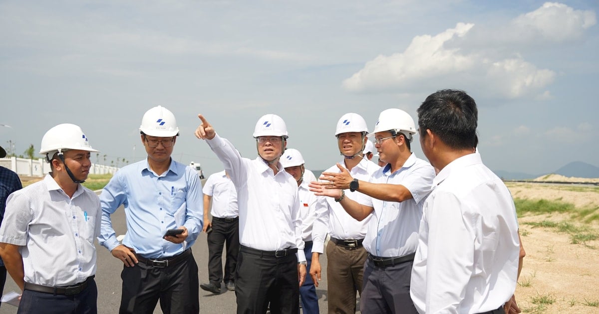 Vice Chairman of Lam Dong Provincial People's Committee inspects the progress of Tan Duc Industrial Park and visits policy families in Tan Minh commune