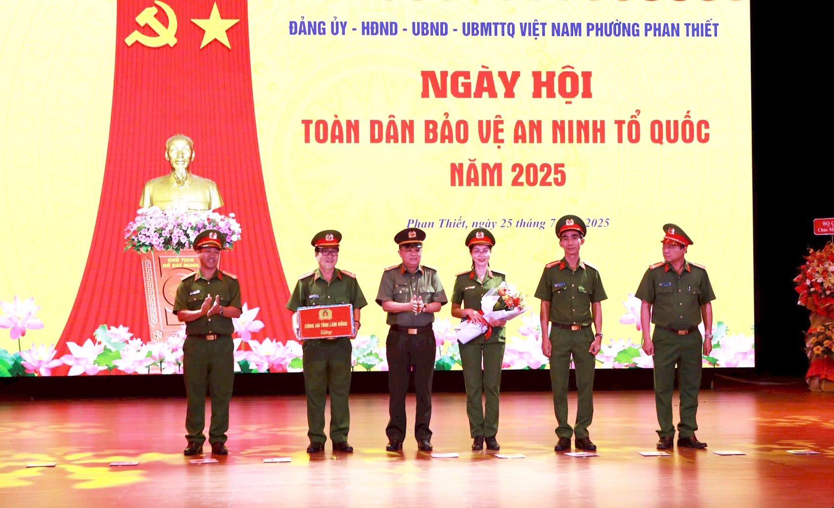 lanh-dao-cong-an-tinh-tang-qua(1).jpg