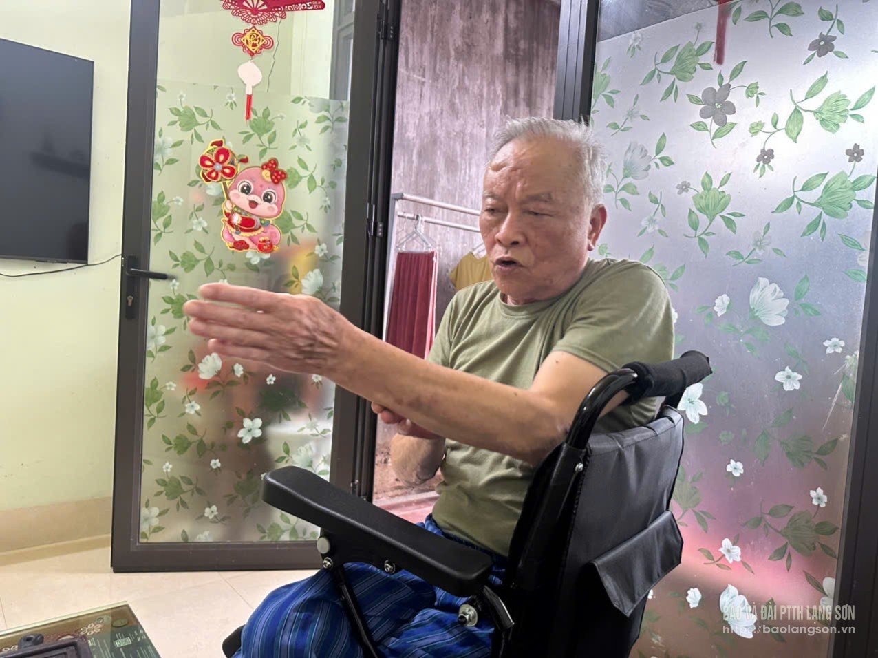 Cựu phi công Ngô Văn Soạn say sưa kể về những kỉ luật nghiêm ngặt trong quá trình đào tạo phi công tại Liên Xô