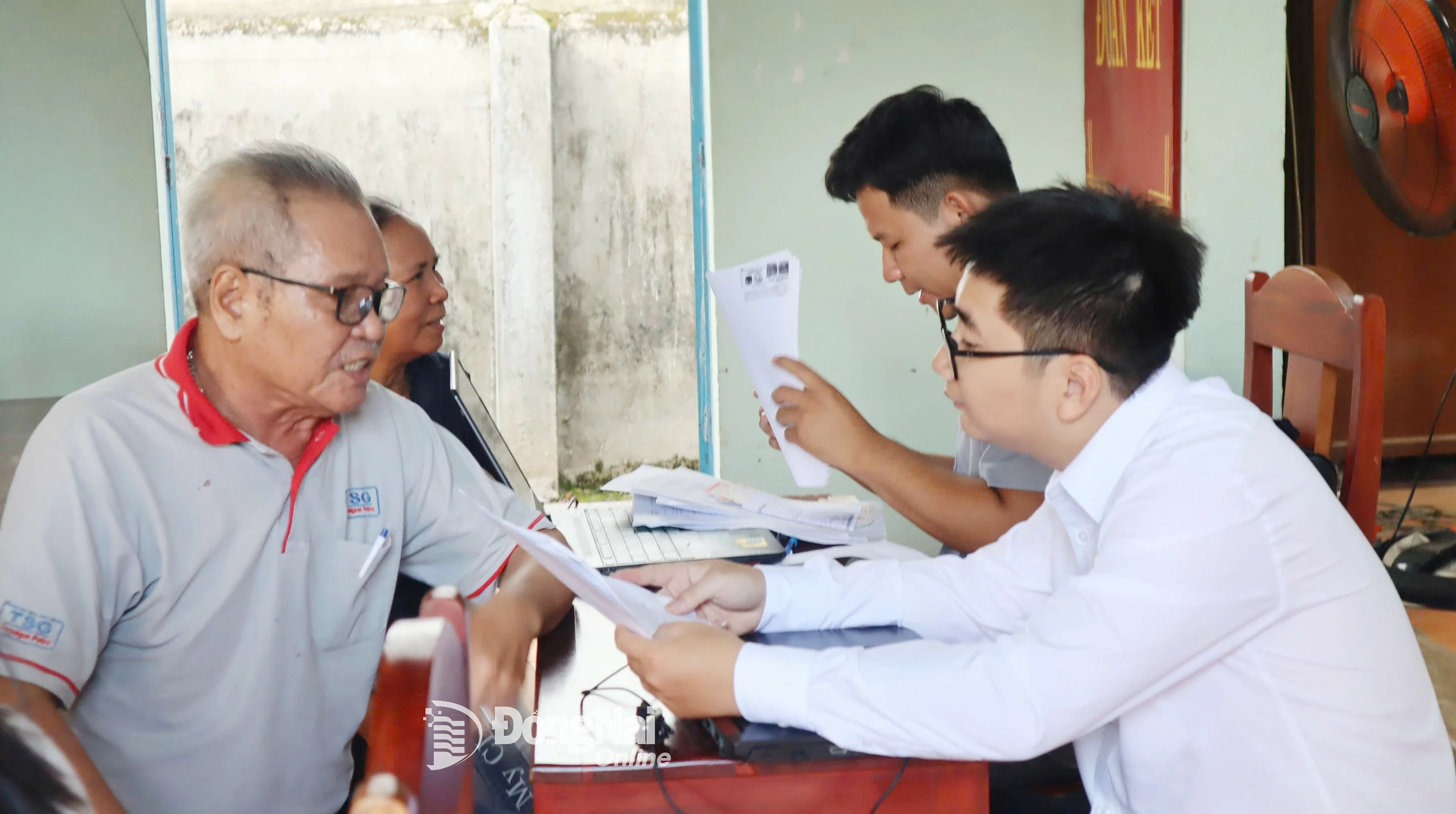 Cán bộ chuyên môn phường Bình Phước hướng dẫn người dân khu phố Tiến Hưng 1, Tiến Hưng 2 thực hiện thủ tục hành chính. Ảnh: Nhã Trâm
