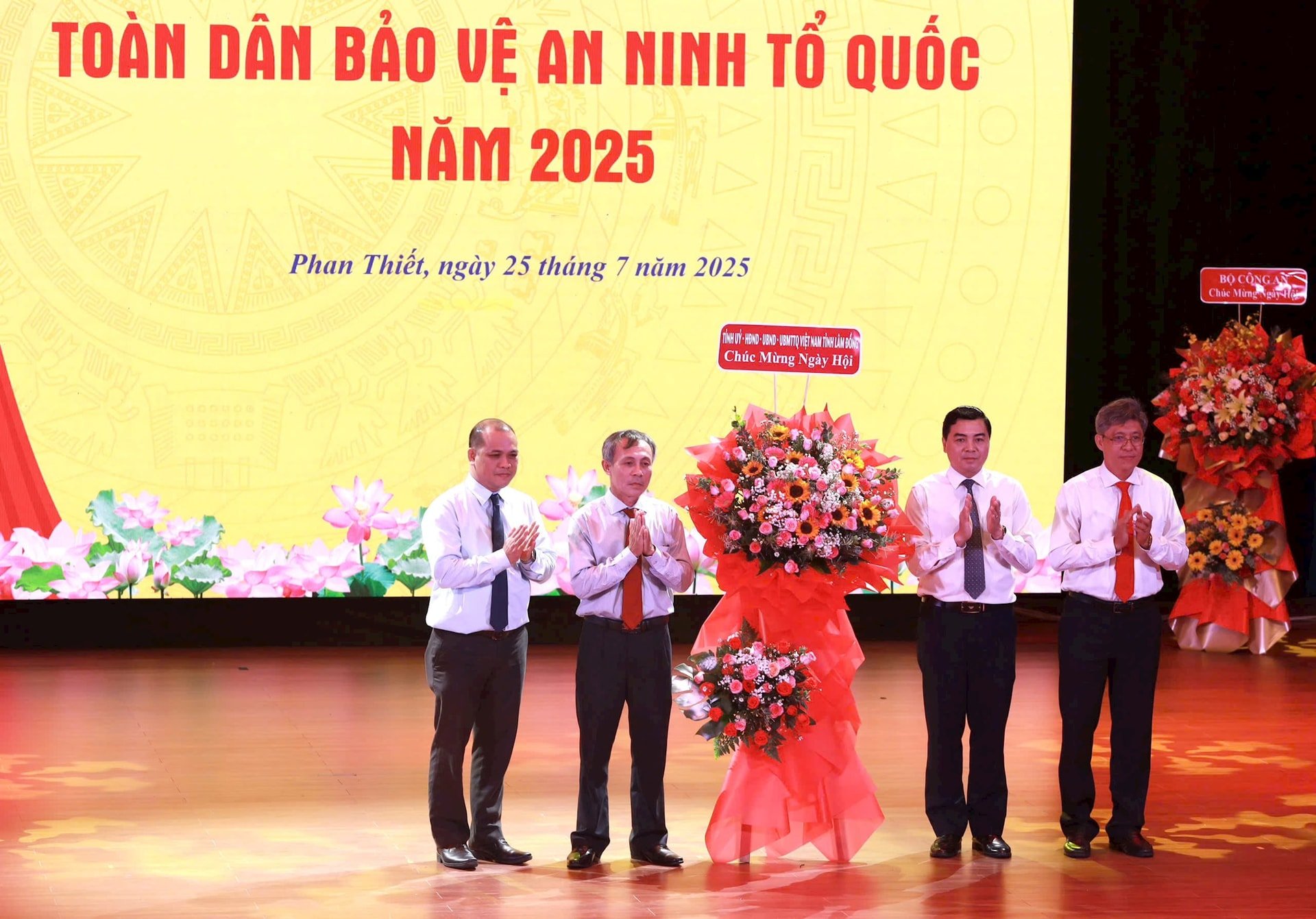 Lãnh đạo tỉnh tặng hoa chúc mừng