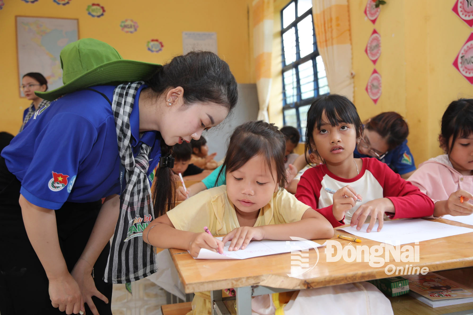 Chiến sĩ tình nguyện Trần Việt Phương Anh hướng dẫn các em thiếu nhi học tiếng Anh. Ảnh: Trương Hiện
