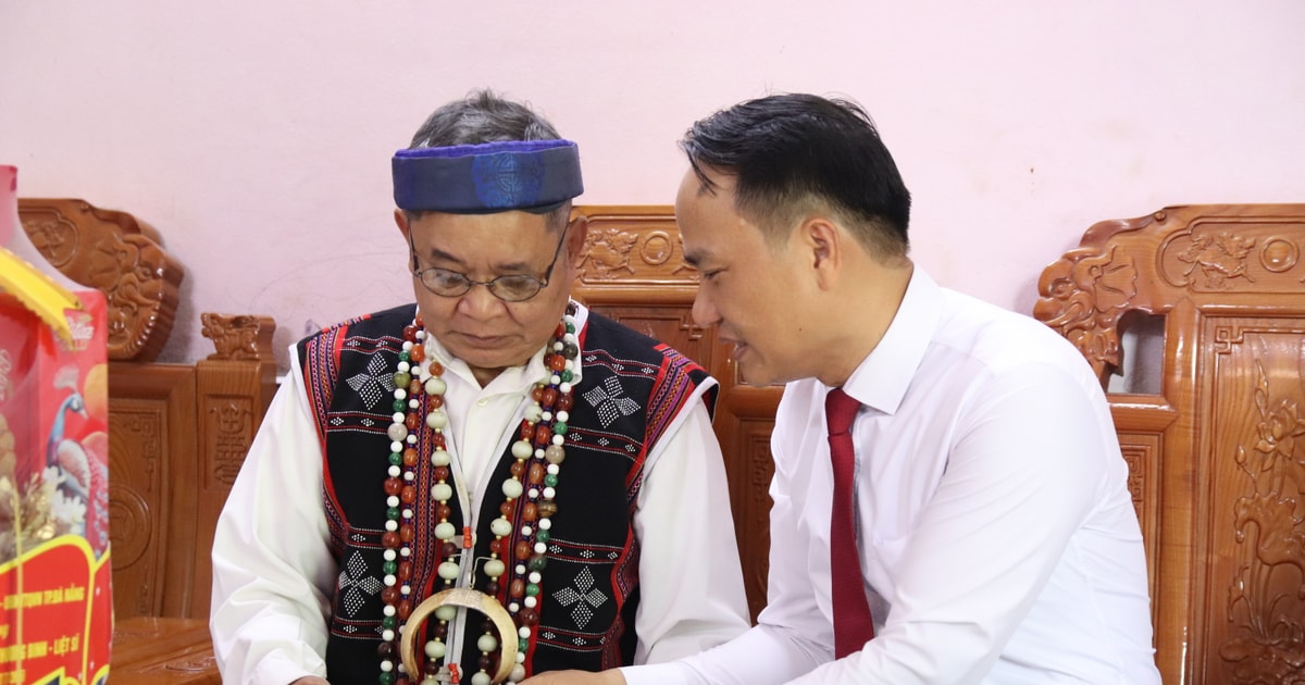 អនុប្រធានអចិន្ត្រៃយ៍គណៈកម្មាធិការបក្សទីក្រុង លោក Nguyen Dinh Vinh បានទៅសួរសុខទុក្ខគ្រួសារអ្នកមានបុណ្យនៅឃុំ Song Kon។