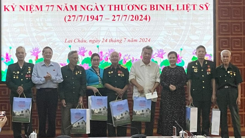 អនុប្រធានរដ្ឋសភា និងថ្នាក់ដឹកនាំខេត្ត Lai Chau ជូនអំណោយដល់យោធិនរបួស ប្រជាជនដែលមានបុណ្យកុសល និងសាច់ញាតិនៃយុទ្ធជនពលី។