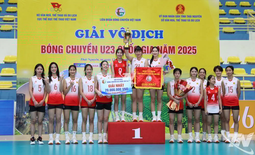 The organizing committee awarded first, second and third prizes to the excellent women's volleyball teams.