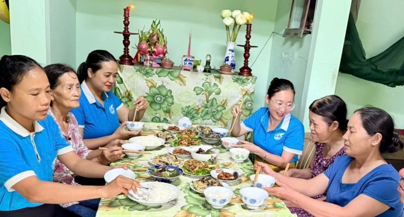 Bữa cơm nghĩa tình với gia đình người có công