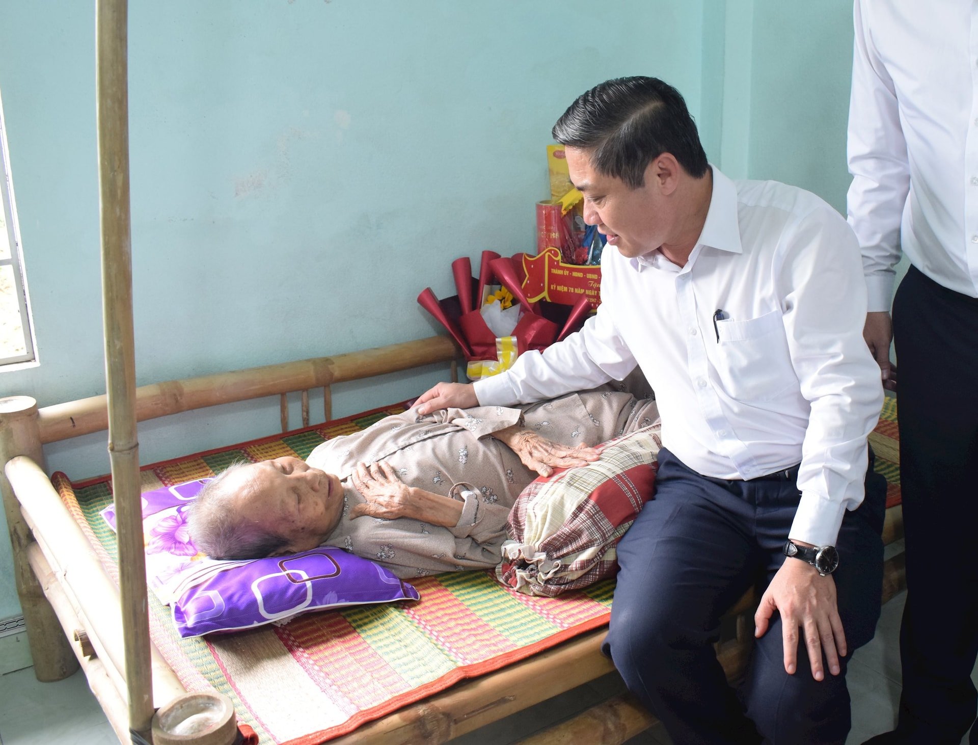 Ủy viên BTV Thành ủy, Phó Chủ tịch UBND thành phố Phan Thái Bình tặng quà cho Mẹ Việt Nam anh hùng Nguyễn Thị Thân. Ảnh: ĐOÀN HẠO LƯƠNG