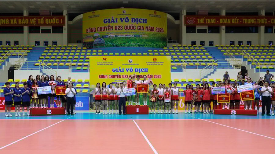 The Organizing Committee awarded First, Second and Third prizes to the excellent women's volleyball teams.