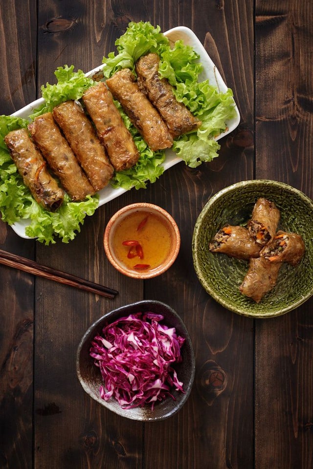 Đĩa nem rán vàng giòn “đỉnh chóp” nhờ mẹo nhỏ ai cũng nên biết - Ảnh 1.