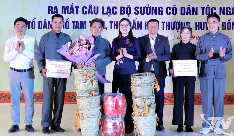 Leaders of the Department of Culture, Sports and Tourism presented to the cultural house of Tam Thai hamlet, Dong Hy commune some equipment to serve the local art movement.