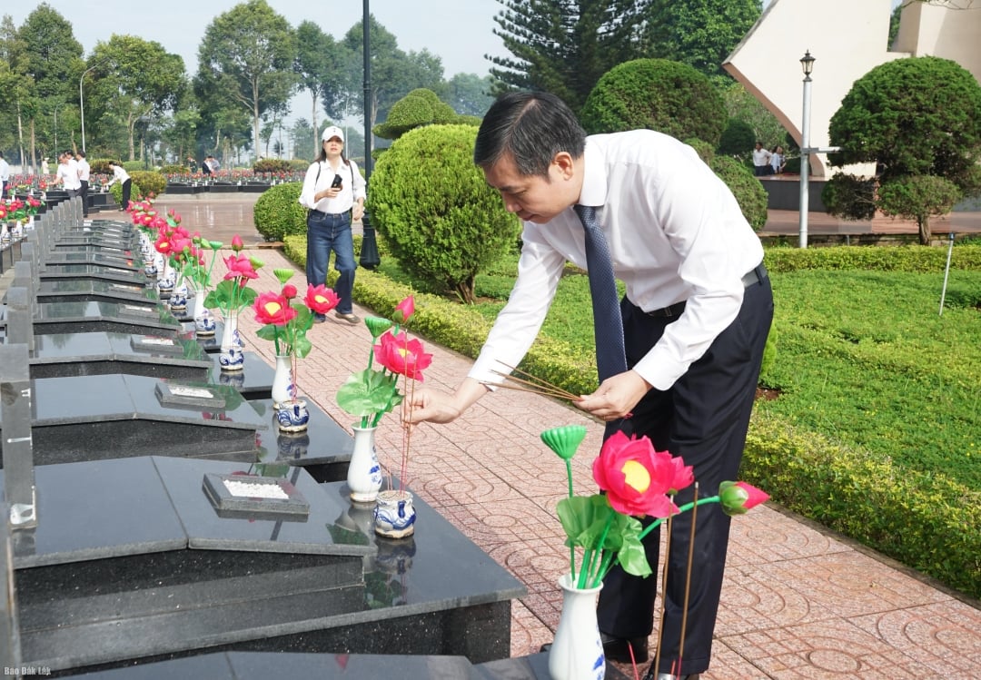 Phó Bí thư Tỉnh ủy, Chủ tịch UBND tỉnh Tạ Anh Tuấn thắp hương tại phần mộ liệt sĩ