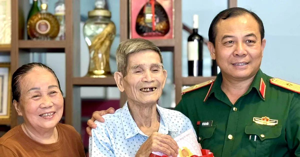 Bộ Tư lệnh TPHCM thăm, tặng quà người có công tại đặc khu Côn Đảo
