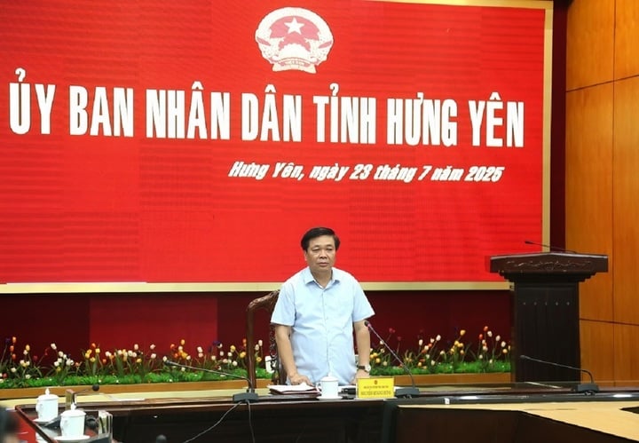 Mr. Nguyen Quang Hung - Permanent Vice Chairman of Hung Yen Provincial People's Committee - spoke at the meeting.