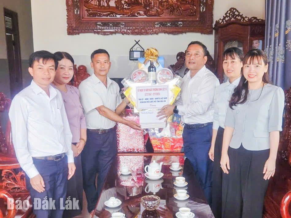 Đoàn công tác thăm, tặng quà gia đình Mẹ Việt Nam Anh hùng Trần Thị Đố. 
