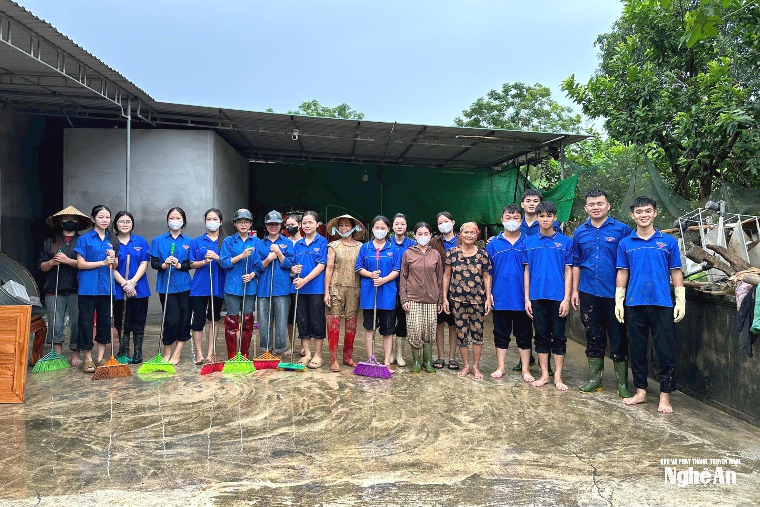 Sự hỗ trợ kịp thời của tuổi trẻ, cùng các tổ chức chính trị – xã hội và các nhà hảo tâm đã góp phần san sẻ khó khăn, tiếp sức cho người dân vùng lũ sớm ổn định cuộc sống. Ảnh: Đoàn xã Anh Sơn