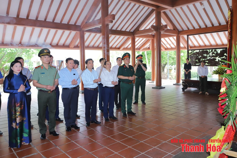 เลขาธิการคณะกรรมการพรรคประจำจังหวัดเหงียน โดวน์ อันห์ และคณะผู้แทนจังหวัดทัญฮว้าได้มอบดอกไม้และธูปหอมให้แก่ประธานาธิบดีโฮจิมินห์ พลเอกหวอเหงียนซาป และสุสานวีรชนในจังหวัดเหงะอาน ห่าติ๋ญ และกวางจิ