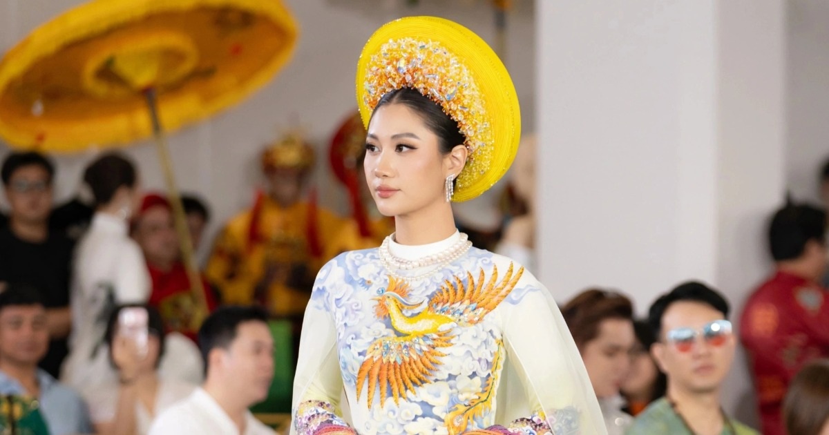 កញ្ញា Phuong Linh បង្អួតសម្រស់ដ៏ស្រស់បំព្រងរបស់នាងនៅ ao dai ក្រោយពិធីឡើងគ្រងរាជ្យ