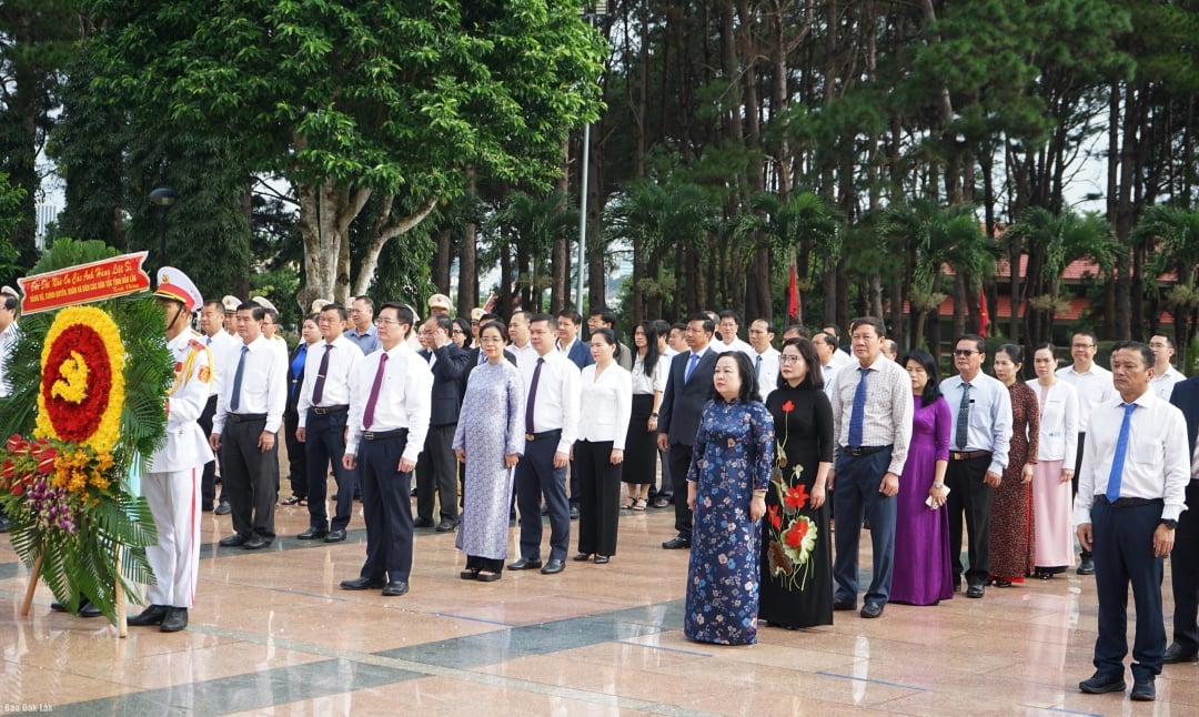 Đảng bộ, chính quyền, quân và nhân dân các dân tộc tỉnh tham dự Lễ viếng các anh hùng liệt sĩ